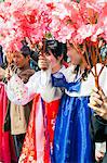 Robe femmes traditionnel pendant les célébrations de rues à l'occasion du centenaire de la naissance du Président Kim Il Sung, le 15 avril 2012, Pyongyang, République de Corée (RPDC), la Corée du Nord, Asie populaire démocratique