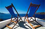 Chaises longues sur la terrasse avec vue sur l'océan, Santorin, Cyclades, îles grecques, Grèce, Europe