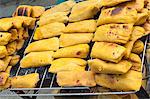 Tamales dans un marché en plein air en Amérique centrale de Santiago Sacatepéquez, Guatemala,