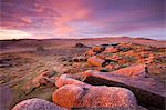 Aube rose ciel Belstone Tor, Parc National de Dartmoor, Devon, Angleterre, Royaume-Uni, Europe