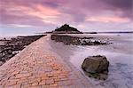 Pont-jetée à marée basse, menant au Mont Saint-Michel, Cornwall, Angleterre, Royaume-Uni, Europe