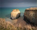 Stapel der Felsen am sandigen Strand von Gwithian Towans, Cornwall, England, Vereinigtes Königreich, Europa