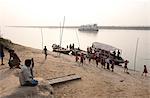 Aktivitäten rund um die Ankunft der Fähre am Ufer des Flusses Hugli (Hooghly River), ländlichen West Bengal, Indien, Asien