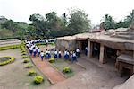 Les écoliers à l'école bleue et blanche uniforme visiter Ranigumpha, cave numéro 1, grottes d'Udayagiri, Bhubaneswar, Orissa, Inde, Asie