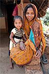 Mère et fille, la famille du travailleur Dokhra laiton intouchable dans le village rural, Orissa, Inde, Asie