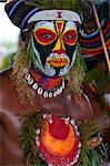 Multicolore habillé et visage peint des tribus locales célébrant le traditionnel Sing Sing en Enga Highlands, Papouasie Nouvelle-Guinée, Mélanésie, Pacifique