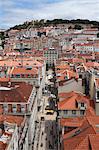 Castelo Sao Jorge surplombe les bâtiments des quartiers Baixa-Chiado, Baixa et Castelo centrales de Lisbonne, Portugal, Europe