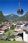 Blick über Stadt und Seilbahn, Canazei, Val di Fassa, Trentino-Alto Adige, Italien, Europa