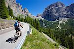 Cyclistes, col de Sella, Trento et Provinces de Bolzano, Trentin-Haut-Adige/Südtirol, Dolomites, Italie, Europe