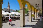 Café et dôme, Walther Platz, Bolzano, Province de Bolzano, Trentin-Haut-Adige, Italie, Europe