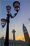 Vue sur le Campanile à la nuit tombante, Piazza San Marco, Venise, patrimoine mondial de l'UNESCO, Veneto, Italie, Europe