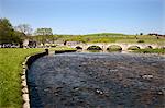 Der Fluß Wharfe bei Wharfedale, Yorkshire Dales, Burnsall, Yorkshire, England, Vereinigtes Königreich, Europa