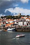 Bateau à moteur entrant dans le port de Scarborough, North Yorkshire, Yorkshire, Angleterre, Royaume-Uni, Europe