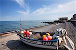Pêche bateau sur la plage de galets à Sheringham, Norfolk, Angleterre, Royaume-Uni, Europe