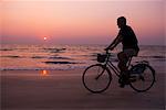 Coucher de soleil et cycliste, Goa, Inde, Asie