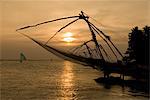 Filets de pêche chinois au coucher du soleil, Kochi (Cochin), Kerala, Inde, Asie