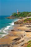 Vue sur le phare avec les pêcheurs, Kovalam, Kerala, Inde, Asie