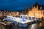 Glace de la patinoire et marché de Noël à la place du marché, Bruges, West Vlaanderen (Flandre), Belgique, Europe