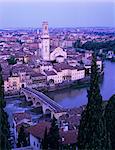 Vue sur la ville avec Ponte Pietra et rivière Adige à l'aube, Vérone, patrimoine mondial de l'UNESCO, Veneto, Italie, Europe