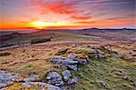 Une aube colorée sur Chinkwell Tor dans le Parc National de Dartmoor, Devon, Angleterre, Royaume-Uni, Europe