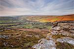 Regardant vers le bas à Widecombe-dans-la-lande de Chinkwell Tor dans le Parc National de Dartmoor, Devon, Angleterre, Royaume-Uni, Europe