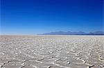 Détails sur les dépôts de sel dans le plat de sel Salar d'Uyuni et la Cordillère des Andes au loin dans le sud-ouest de la Bolivie, Bolivie, en Amérique du Sud