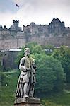 Statue de Allan Ramsay avec le château d'Édimbourg en distance, Édimbourg, Écosse, Royaume-Uni, Europe