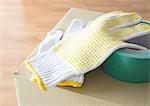 Gants de travail et d'un ruban adhésif sur une boîte en carton