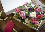 Arrangement de fleurs dans une boîte cadeau
