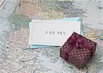 Boîte-cadeau et une lettre sur une carte