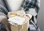 Mains tenant une boîte-cadeau