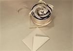 Corsage dans une boîte-cadeau et une enveloppe