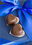 Boîte-cadeau bleue et chocolats en forme de coeur
