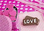 Chocolats avec « Love » et une boîte-cadeau
