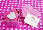 Coeurs dans une boîte cadeau en forme de cœur et une carte message
