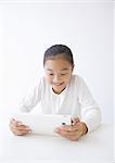 Jeune fille à l'aide d'un tablet PC