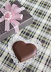 Chocolat en forme de coeur et une boîte-cadeau