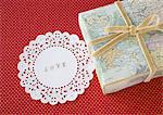 Papier dentelle et boîte de cadeau