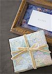 Boîte-cadeau et un cadre photo