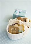 Biscuits en forme de coeur et une boîte-cadeau