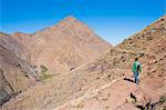 Tour guide trekking between Tacheddirt and Tizi n Tamatert, High Atlas Mountains, Morocco, North Africa, Africa