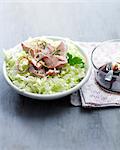 Flaked tuna with lettuce and soya sauce