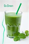 A green smoothie made with spinach, lamb's lettuce, apple, banana and apple mint