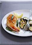 Chicken with sage and grilled zucchinis