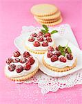 Shortbread cookies with whipped cream and raspberries