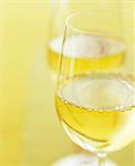 Two glasses of white wine (close-up)