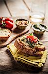 Bruschetta al pesto (toast with basil pesto)