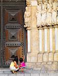 Portugal, Alentejo, Evora, Evora cathedral, Woman and girl (MR)