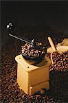 Hand-grinding coffee mill