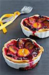 Plum tartlets in baking dishes